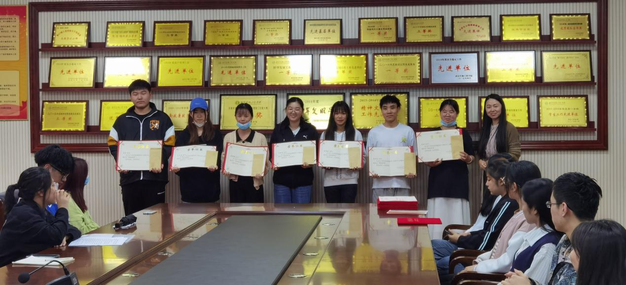 学院开展劳动表彰座谈会